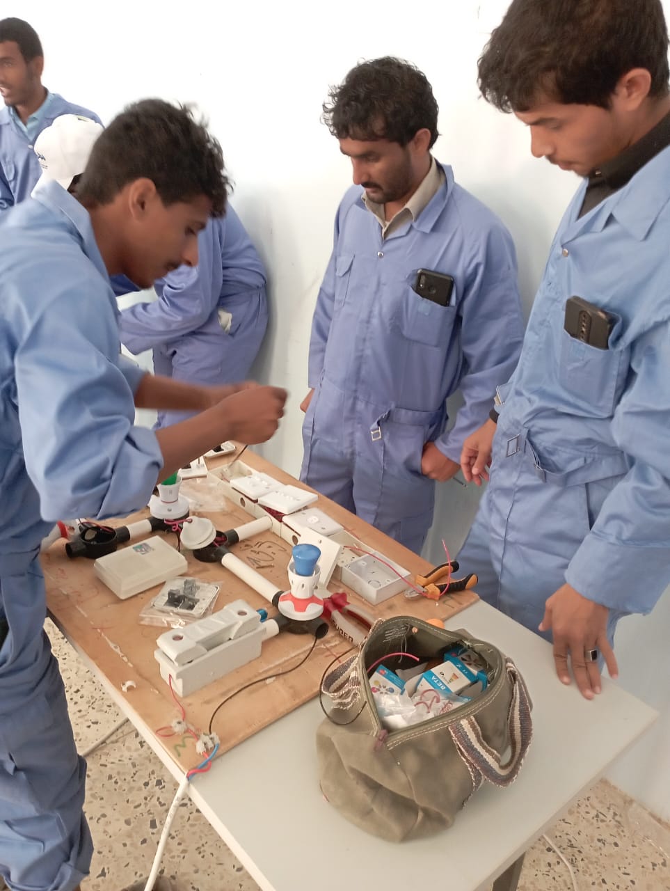 طموحٌ يتجاوز العقبات وشغفٌ يُنير مستقبل أسرته